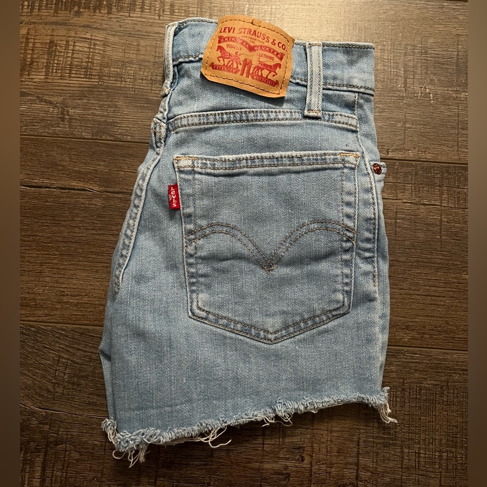 501 High Rise Women’s Levi Shorts